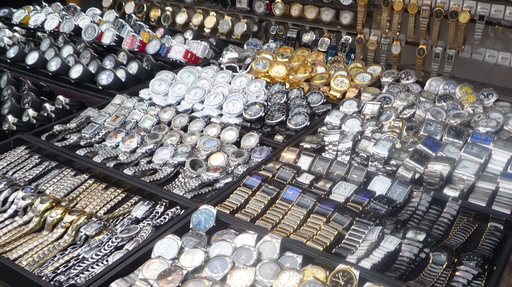 Hình ảnh một gian hàng chuyên bán đồng hồ “FAKE” tại Sài Gòn