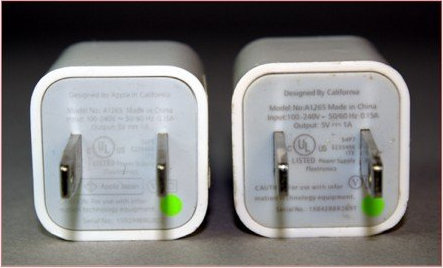 Hình ảnh củ sạc iPhone chính hãng (trái) và củ sạc iPhone nhái (phải)
