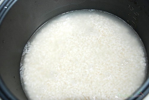 Gạo thật trương lên khi ngâm nước