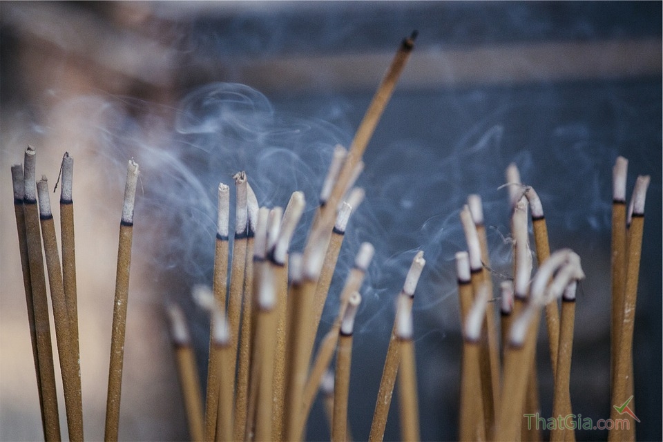 Tác hại của khói hương nến kém chất lượng trong ngày lễ tết