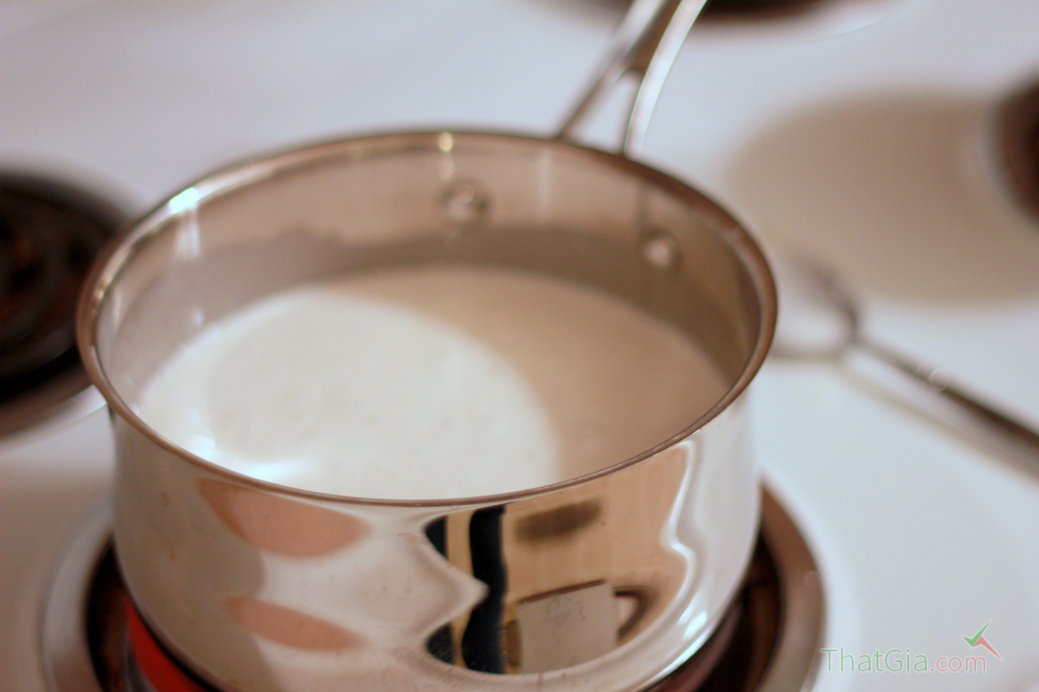 Không nên đun sữa tươi quá lâu trên bếp để bảo toàn dinh dưỡng quý giá có trong sữa