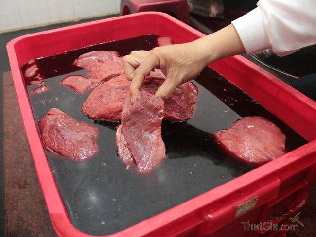 Thịt lợn được ướp tẩm hóa chất để biến thành thịt bò (Nguồn ảnh: Thanh niên)