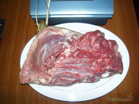 Thịt dê chuẩn thường có mùi gây gây, ngửi thấy hơi khó chịu