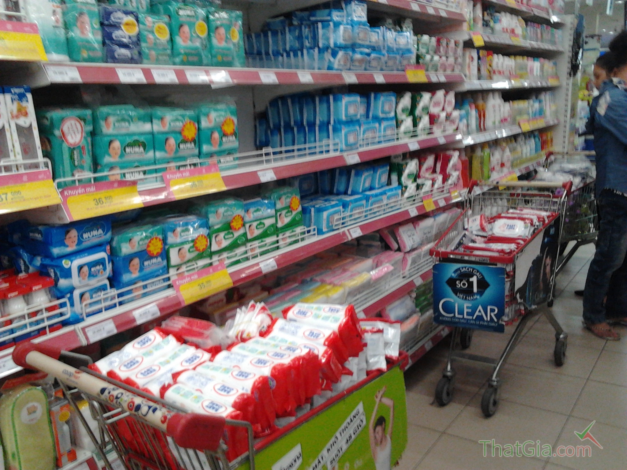 Sản phẩm khăn ướt của Công ty Việt Úc bị toàn hệ thống siêu thị Saigon Co-op mart rút khỏi quầy, tạm ngưng bán vì thông tin nhãn mác, chất lượng không đảm bảo